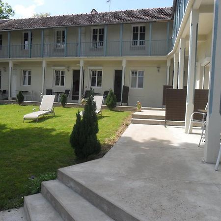 Hotel La Buissonniere Bannay  Exteriör bild